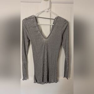 NWT Chaser Long Sleeve Vneck Ribbed Top with Rouched Back in Grey Size Medium